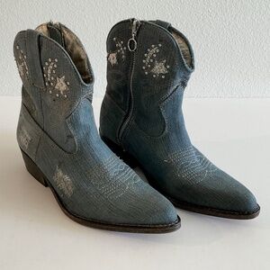 ZIGI SOHO She’s The Boss Western Blue Denim Distressed Pointed Toe Boots Size 6